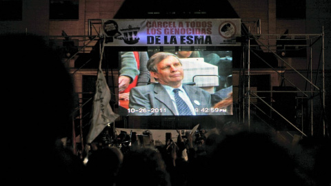 La gente se reúne frente a la corte para ver en una pantalla gigante la sentencia del ex oficial de la Armada Argentina Alfredo Astiz, "el ángel rubio de la muerte", y otros 17 militares por crímenes contra los derechos humanos durante la dictadura mil