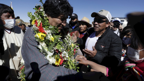 El expresidente de Bolivia Evo Morales saluda a sus seguidores en la localidad de Rio Mulato este martes durante el recorrido de su caravana hacia Oruro (Bolivia).