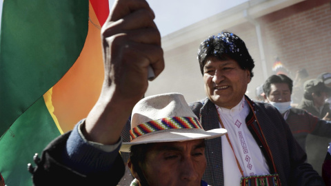 El expresidente de Bolivia Evo Morales saluda a sus seguidores en la localidad de Rio Mulato durante el recorrido de su caravana hacia Oruro (Bolivia).