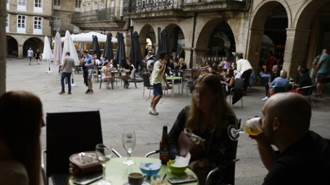 Bares y restaurantes en el casco histórico de Orense durante el primer día de restricciones en la hostelería de los municipios que se encuentren en niveles máximos y altos de restricciones por coronavirus, a 24 de julio de 2021, en Ourense,