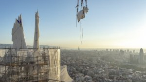 La Sagrada Família corona la torre de l'evangelista Mateu amb una figura humana