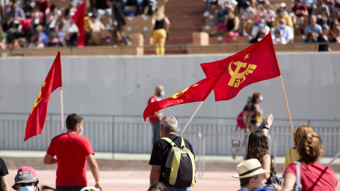 Varias personas sostienen banderas del PCE, en la fiesta del centenario del PCE, a 25 de septiembre de 2021, en Rivas-Vaciamadrid, Madrid (España).