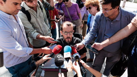 Pablo Echenique atiende a los medios de comunicación a su llegada a los juzgados de Plaza de Castilla, a 17 de septiembre de 2024, en Madrid.