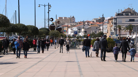 Persones passejant pel passeig marítim de Cambrils en el primer cap de setmana sense confinament comarcal. Imatge del 20 de març del 2021.