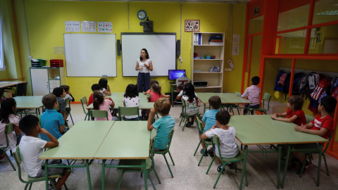 Niños del Colegio Virgen del Cortijo de Madrid atienden a la profesora durante el primer día del curso escolar 2018-2019 que ha comenzado hoy en la Comunidad de Madrid y finalizará el 21 de junio de próximo año - EFE/Fernando Alvarado