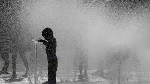 29/06/2019.- Varios jóvenes combaten las altas temperaturas registradas en Pamplona refrescándose en una de las fuentes de la capital navarra. EFE/Villar López