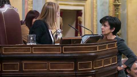 Lola Galovart, dirigiéndose a la presidenta del Congreso, Ana Pastor, antes de defender la Proposición de Ley para el cambio registral del nombre y sexo de las personas, en el pleno del  28 de noviembre de 2017.