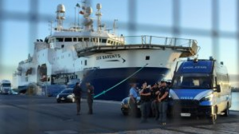 Italia autoriza finalmente el desembarco de los 35 migrantes que seguían retenidos en el buque de rescate 'Humanity 1'