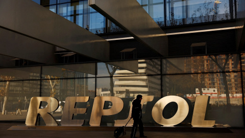 El logo de Repsol en la entrada de su sede corporativa en Madrid,. REUTERS/Susana Vera