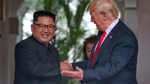 Trump y Kim Jong-un se saludan ante los fotógrafos en su cumbre en Singapur. /REUTERS