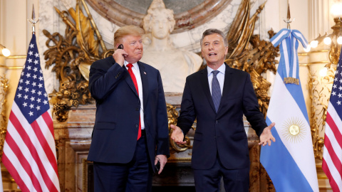 El presidente de EEUU, Donald Trump, muestra su desagrado con la traducción simultánea durante su comparecencia con el anfitrión de la cumbre del G-20 en Buenos Aires, el presidente argentino, Mauricio Macri. REUTERS/Kevin Lamarque