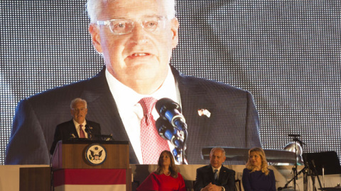 El embajador estadounidense en Tel Aviv, David Friedman, habla en un acto de celebración del día de la Independencia estadounidense mientras a su mujer, Tammy, el primer ministro israelçí Benjamín Netanyahu y su esposa, Sarah, permanecen sentados en 