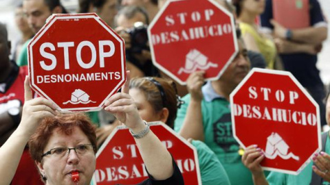 Fotografía de archivo de una manifestación contra el desahucio de familias por impagos de hipoteca.