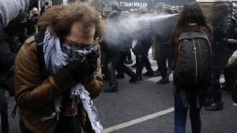 La Policía disuelve la marcha del clima en París con gases y porras