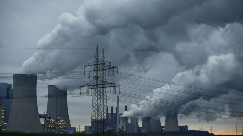 El vapor sale de las torres de enfriamiento de los nuevos bloques de energía de carbón de las centrales de Neurath, al noroeste de Colonia, Alemania.