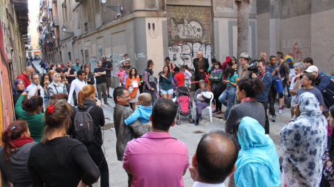 El colectivo Madres L24 con los vecinos y vecinas de la calle Lancaster. / Foto cedida por Madres L24