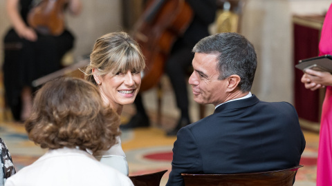 El presidente del Gobierno, Pedro Sánchez, junto a su esposa, Begoña Gómez, en junio de este año.