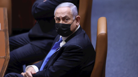 El primer ministro israelí, Benjamin Netanyahu, durante la ceremonia de juramento de los nuevos diputados de la Knesset (el Parlamento del país), elegidos en las recientes elecciones. EFE / EPA / Alex Kolomoisky / POOL