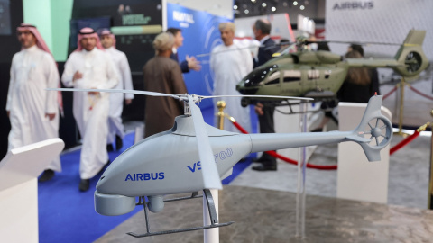 Maquetas de drones y helicópteros militares de Airbus en la feria World Defense Show, en Riad, la capital de Arabia Saudí. REUTERS/Ahmed Yosri