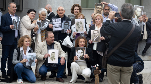 Foto de familia de los familiares de víctimas por el Día de Recuerdo y Homenaje a todas las víctimas del golpe militar, la guerra y la dictadura, a 31 de octubre de 2022, en Madrid (España).