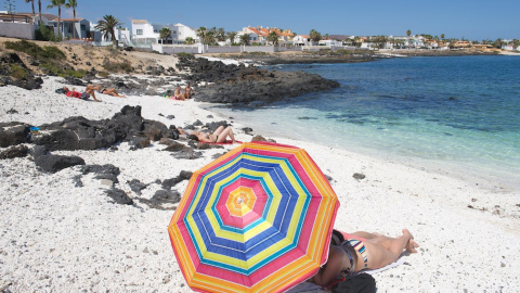 A pesar que los niveles de ocupación de los hoteles son bastante bajos y muchos complejos turísticos están aún cerrados por la crisis que ha generado en el sector la pandemia de covid-19, continúan llegando turistas a Canarias, que deben aportar a su