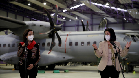 Las ministras de Defensa, Margarita Robles (i), y de Sanidad, Carolina Darias (d), en su visita este jueves a la base aérea de Getafe donde han asistido para agradecer la participación de las Fuerzas Armadas en el transporte de vacunas desde la penínsu