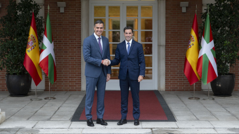 El presidente del Gobierno, Pedro Sánchez, junto al lendakari Imanol Pradales, este viernes en Moncloa.