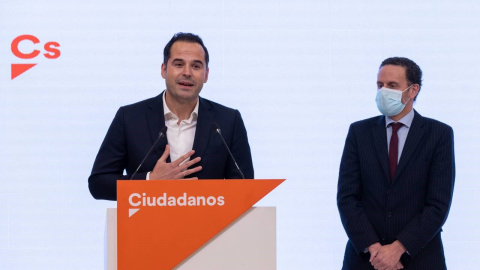 El exvicepresidente de la Comunidad de Madrid, Ignacio Aguado (i), y el portavoz de Ciudadanos en el Congreso, Edmundo Bal, durante una comparecencia en la sede de Ciudadanos a 18 de marzo de 2021.