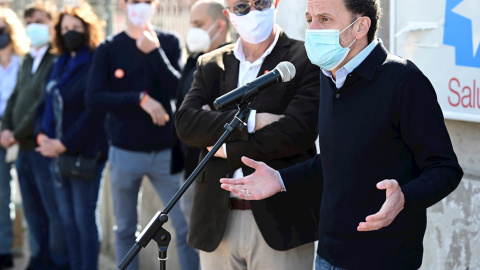 El candidato de Ciudadanos a la Comunidad, Edmundo Bal (d) junto con el número siete de las listas electorales del partido, José María Antón García (c) durante su visita al Centro de Salud Ensanche de Vallecas, en Madrid este miércoles.