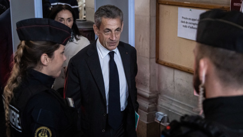 El expresidente francés Nicolas Sarkozy llega al tribunal para un juicio de apelación por corrupción y tráfico de influencias en París, Francia, 05 de diciembre 2022.