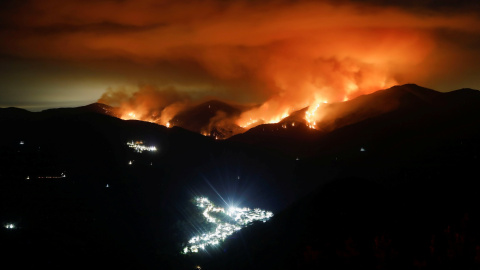 Vista de de las llamas del incendio de Sierra Bermeja.