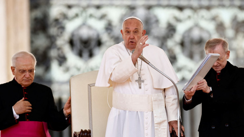 El Papa Francisco da su bendición a los asistentes a la audiencia general de los miércoles en el Vaticano, en la Plaza de San Pedro. REUTERS/Yara Nardi