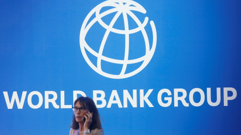 Una mujer junto al logo del Banco Mundial, durantre la asamblea anual del organismo multilateral y del FMI en Bali (Indonesia). REUTERS/Johannes P. Christo