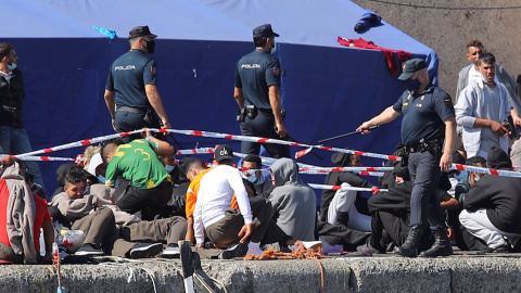 Agentes de policía han disuelto este mediodía, a golpes, a un grupo de jóvenes magrebíes que habían empezado a saltar desde el muelle a las pateras amarradas al puerto de Arguineguín