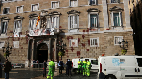 El Palau de la Generalitat, ple de pintades de vermell en una protesta del sector de la restauració.