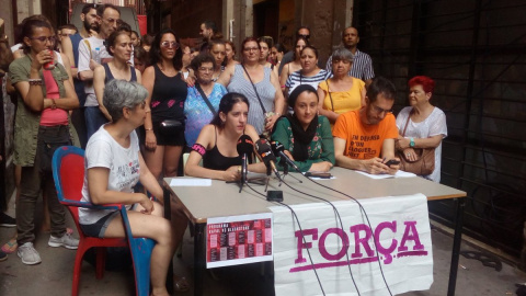 Roda de premsa del Sindicat d'Habitatge del Raval al carrer Hospital 99 per anunciar les mobilitzacions dels pròxims 15 dies per evitar el desallotjament a càrrec del fons voltor Blackstone. @RavalSindicat