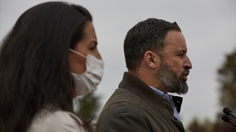 El líder nacional del partido y director de campaña, Santiago Abascal interviene en la Plaza de la Vicalvarada, a 8 de abril de 2021, en Madrid (España).