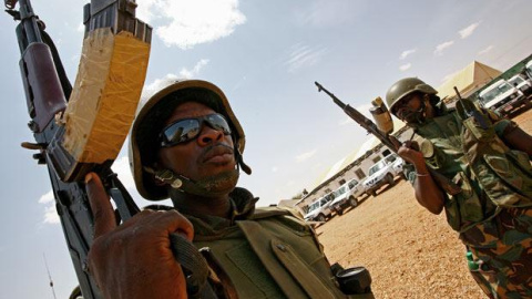 Soldados de la Misión de la Unión Africana en Sudán (AMIS) montan guardia durante la visita Rodolphe Adada, representante de la ONU y la Unión Africana en Darfur. AFP