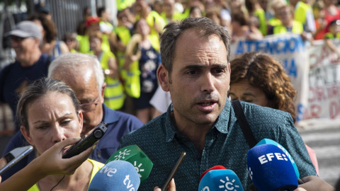 El coordinador general de IU Andalucía, Toni Valero, atiende a los medios de comunicación. Archivo.