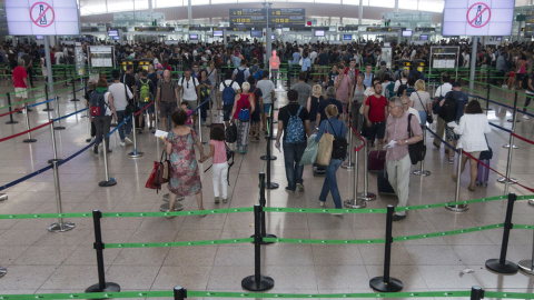 Vista de los accesos al control de seguridad del Aeropuerto de Barcelona-El Prat en la tercera jornada de paros de los trabajadores de Eulen. EFE/Quique García