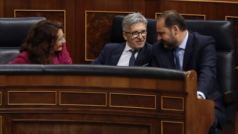 El secretario de Organización del PSOE y ministro de Fomento, José Luis Ábalos, conversa con los titulares  de Hacienda, María Jesús Montero, y de Interior, Fernando Grande Marlaska, durante el pleno del Congreso. EFE/Ballesteros