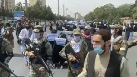 Decenas de estudiantes en Kabul marchan en apoyo a los talibanes afganos durante el 11S