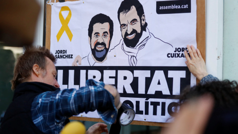 Un simpatizante de Carles Puigdemont con un cartel de apoyo a 'los Jordis' (Jordi Sánchez y Jordi Cuixart), antes de la rueda de prensa del expresident catalán en Berlín, tras su salida de una prisión alemana. REUTERS/Hannibal Hanschke