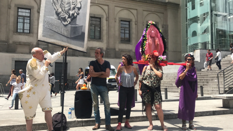 (De izq. a der.) El humorista Leo Bassi, el actor Willy Toledo y las defensoras del 'coño insumiso' durante un acto protesta en Madrid, frente al Museo Reina Sofía. / J.G