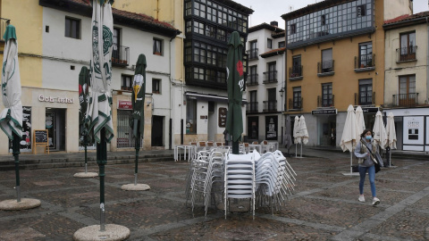 Mesas y sillas apiladas en León este viernes. - J. Casares (EFE)