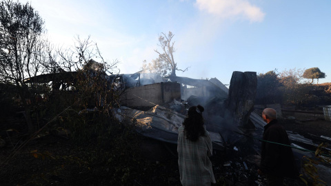 Un bombero apaga un incendio procedente de proyectiles disparados desde el sur del Líbano, cerca de Safed, en el norte de Israel, el 21 de septiembre de 2024.