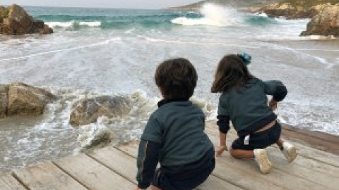 Astronomía, fanecas, olas y surf: la mayor marea de las últimas décadas revela los cambios sociales en la costa gallega