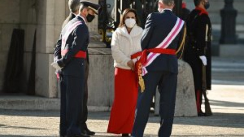 Robles rechaza los "delirios" de los militares del chat mientras que Felipe VI evita pronunciarse