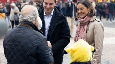 La candidata a la alcaldía de Madrid, Reyes Maroto, y el secretario general del PSOE de Madrid, Juan Lobato, charlan con los ciudadanos, en la Plaza Mayor, a 7 de diciembre de 2022, en Madrid (España)