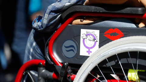 Una mujer en silla de ruedas durante la manifestación feminista en la Puerta del Sol con motivo del 8-M, en una imagen de archivo.